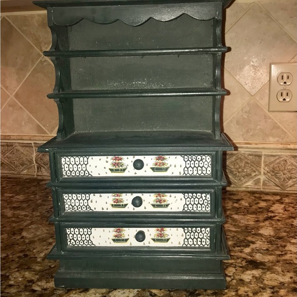 VINTAGE SMALL DECORATIVE HUTCH - Picture 10 of 13